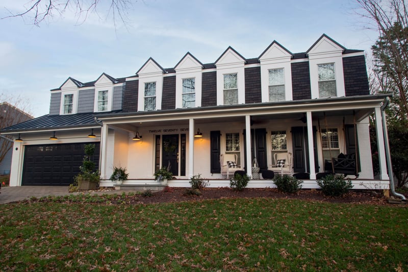 Royal® Portsmouth™ D7 Shake in Storm and Royal® PVC Trim in White