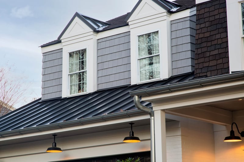 Royal® Portsmouth™ D7 Shake in Storm and Royal® PVC Trim in White